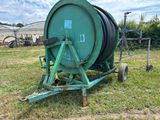une grosse machine verte qui est garée dans l'herbe