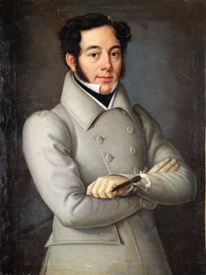 portrait d'un homme vêtu d'un manteau gris et tenant une paire de ciseaux