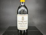 une bouteille de vin posée sur une table