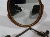 un miroir posé sur une table à côté d'une paire de ciseaux