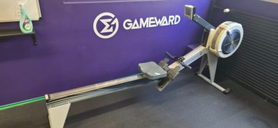 un mur violet sur lequel est accrochée une pancarte portant l'inscription « Gameward »