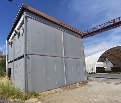 un bâtiment dont l'un des côtés est constitué d'une structure métallique