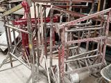 une pile de chaises qui se trouvent dans une pièce