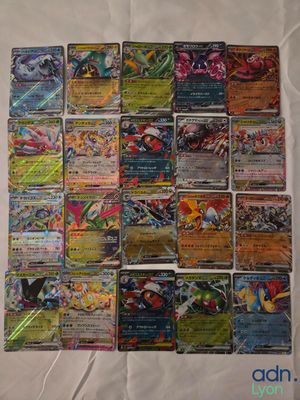 une pile de cartes Pokémon posée sur un drap blanc