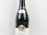 une bouteille de vin posée sur une table
