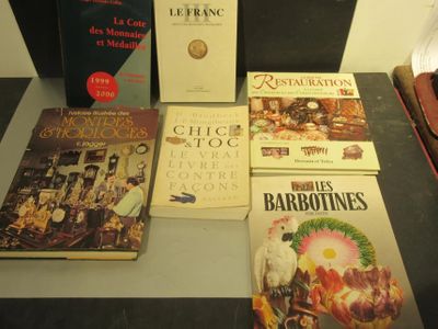 plusieurs livres sont posés sur une table les uns à côté des autres