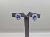 une paire de boucles d'oreilles en saphir et diamant, présentées sur un présentoir