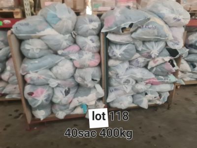 Environ 400 kg de vêtements de seconde main en sacs, avec un…