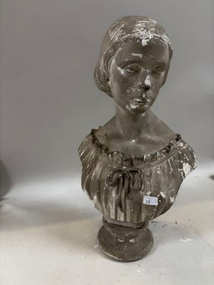 un buste de femme posé sur une table
