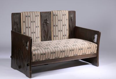 un banc en bois avec une assise rembourrée à rayures