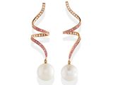 une paire de boucles d'oreilles en perles et diamants