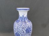 un vase bleu et blanc posé sur une table