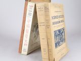 deux livres sont empilés sur une table