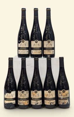 six bouteilles de vin sont empilées les unes sur les autres