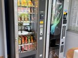 un distributeur automatique dans un coin de la pièce