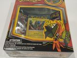 gros plan d'une boîte de cartes pokemon sur une table