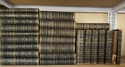 un grand nombre de livres empilés sur une étagère
