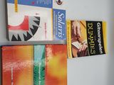de nombreux livres alignés les uns à côté des autres sur le mur