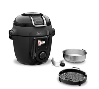 un gros plan sur une friteuse à air chaud noire, avec une poêle à côté