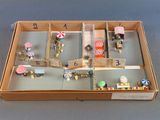 une boîte en carton contenant une maquette de gare