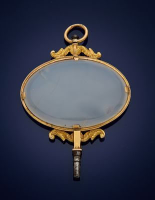 un miroir accroché au mur