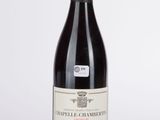 une bouteille de vin posée sur une table