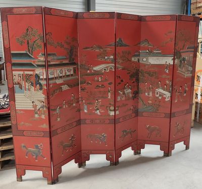 une image représentant un paravent rouge orné d'un tableau