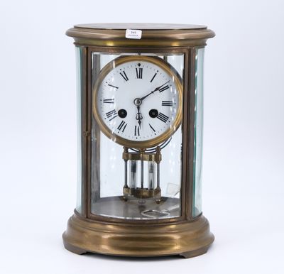 une horloge en or avec des chiffres romains, dans une vitrine