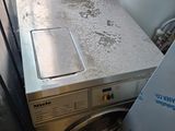 une machine à laver et un sèche-linge dans une pièce dotée d'une fenêtre