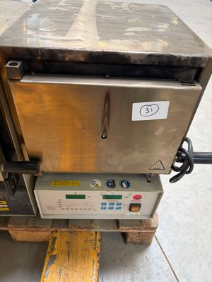 a machine that is sitting on top of a pallet