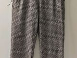 un gros plan d'un pantalon suspendu à un cintre