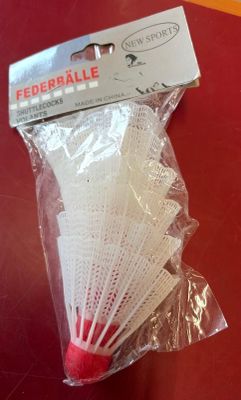 un paquet de volants de badminton posé sur une table