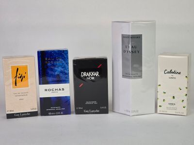 Plusieurs types de parfums sont disposés sur une surface blanche