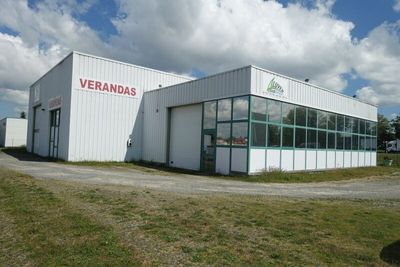 un bâtiment blanc avec une enseigne sur laquelle est écrit « Verdanda's »