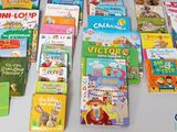 plusieurs livres pour enfants sont alignés sur une table