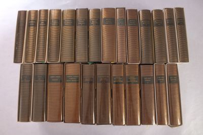 six vieux livres sont empilés sur une table