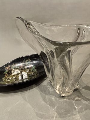 un saladier en verre et une cuillère posés sur une table