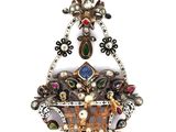 un gros plan sur un panier contenant un tas de bijoux