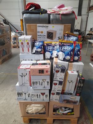 une pile de cartons et de caisses de vin posés sur une palette
