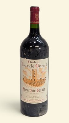 une bouteille de vin posée sur une table