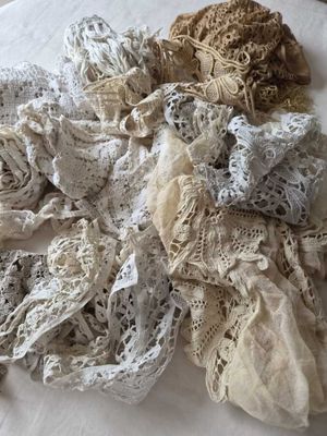 de nombreux types de lacets différents posés sur une table