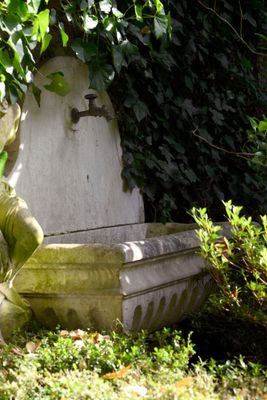 Fontaine d'applique sur piédouche en marbre blanc veiné scul…