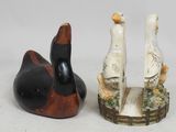 deux figurines d'oiseaux posées sur un morceau de bois