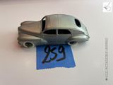 une petite voiture posée sur une feuille de papier