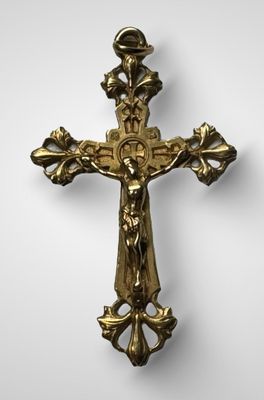 un gros plan d'une croix sur un mur, sur fond blanc