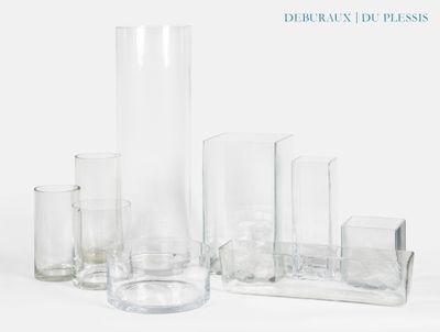 un grand nombre de vases en verre posés sur une table