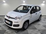 la petite voiture blanche est garée sur un carrelage à carreaux