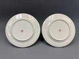une paire d'assiettes blanches ornées de motifs orange