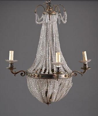 un lustre ancien orné de perles de verre, suspendu au plafond