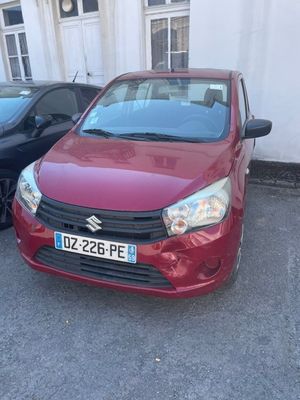deux voitures garées l'une à côté de l'autre dans un parking